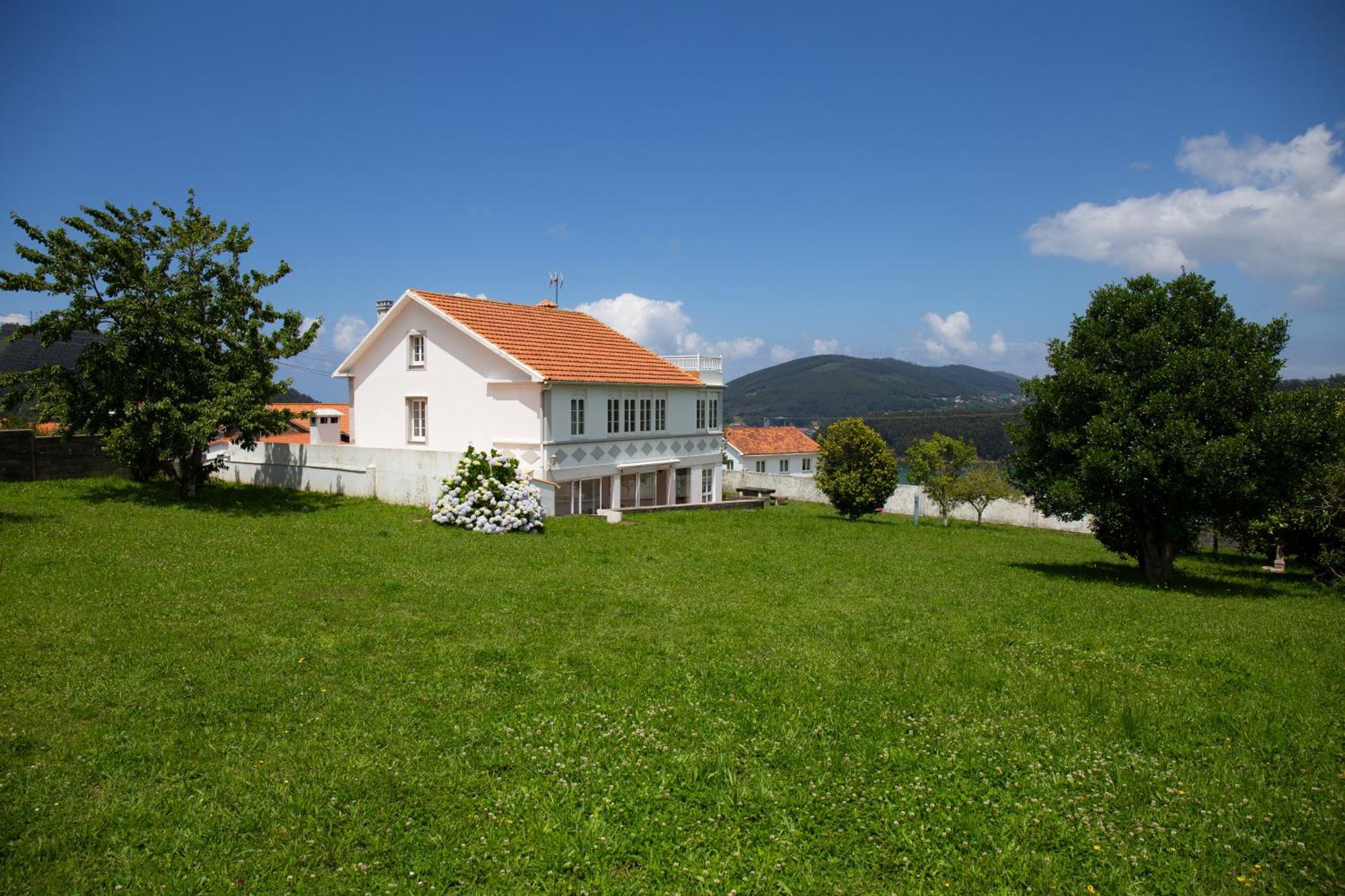 Beachfront Surf & Holiday House, Charming & Quiet Villarrube エクステリア 写真